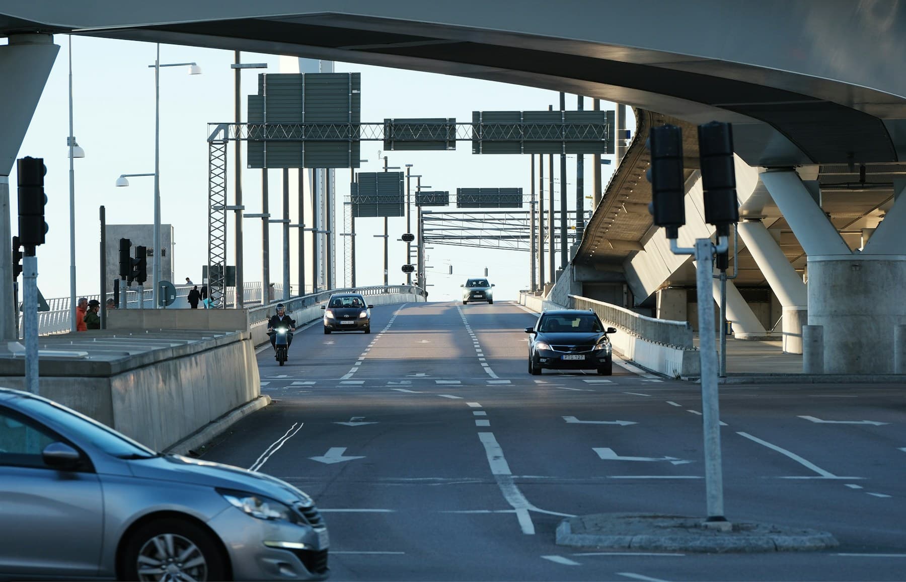 Bilar och en motorcykel i en verklig trafikmiljö i Göteborg