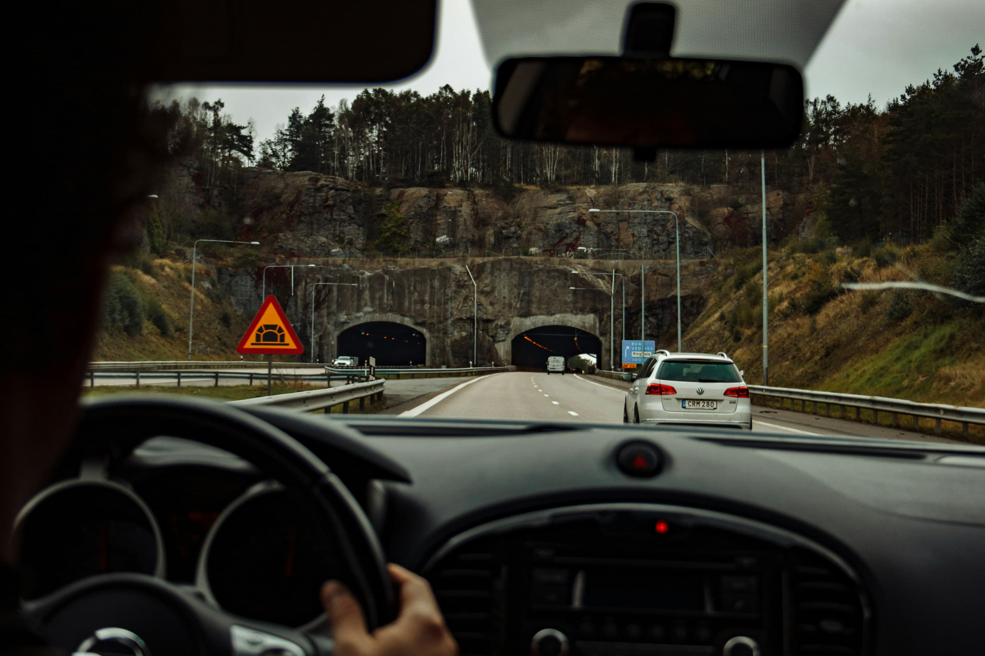 Förarvy på en svensk väg med trafiken framför bilen